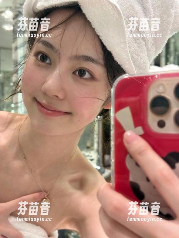 最新报名的Peach milky莫娜套图，完美捕捉青春的闪耀时刻.txt
